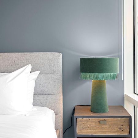 Placemakr Premier Sobro Нэшвилл Экстерьер фото A table lamp