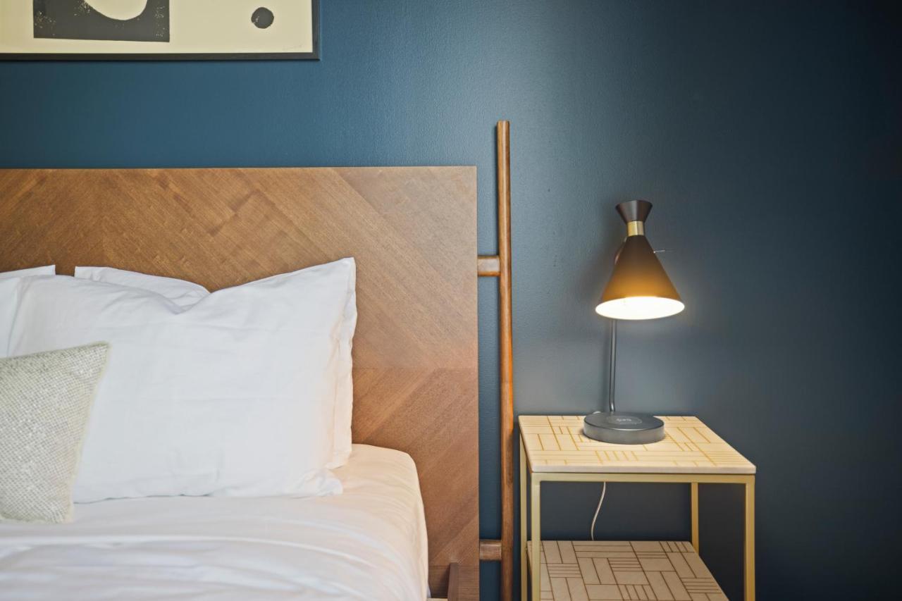 Placemakr Premier Sobro Нэшвилл Экстерьер фото A lamp on a nightstand