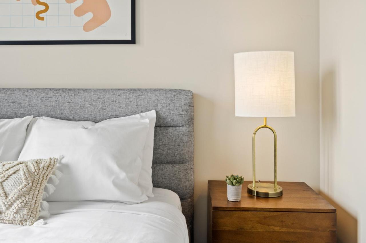 Placemakr Premier Sobro Нэшвилл Экстерьер фото A lamp on a nightstand