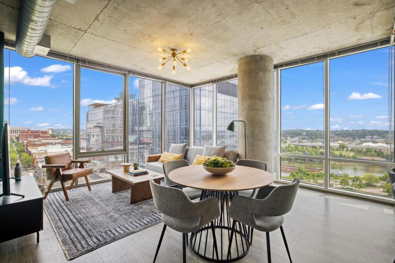 Placemakr Premier Sobro Нэшвилл Экстерьер фото A staged living room at the 1001 Cooper