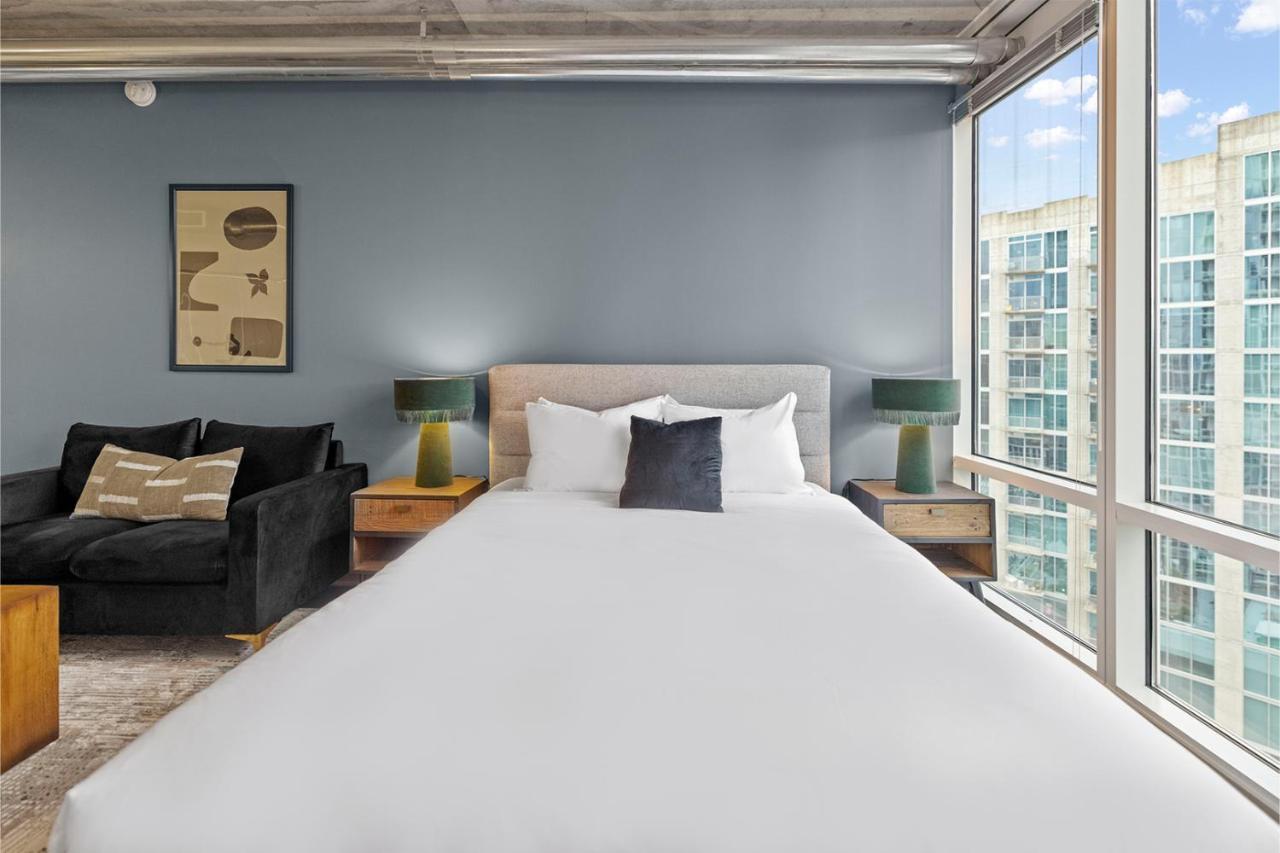 Placemakr Premier Sobro Нэшвилл Экстерьер фото A bedroom at the Hilton Anatole