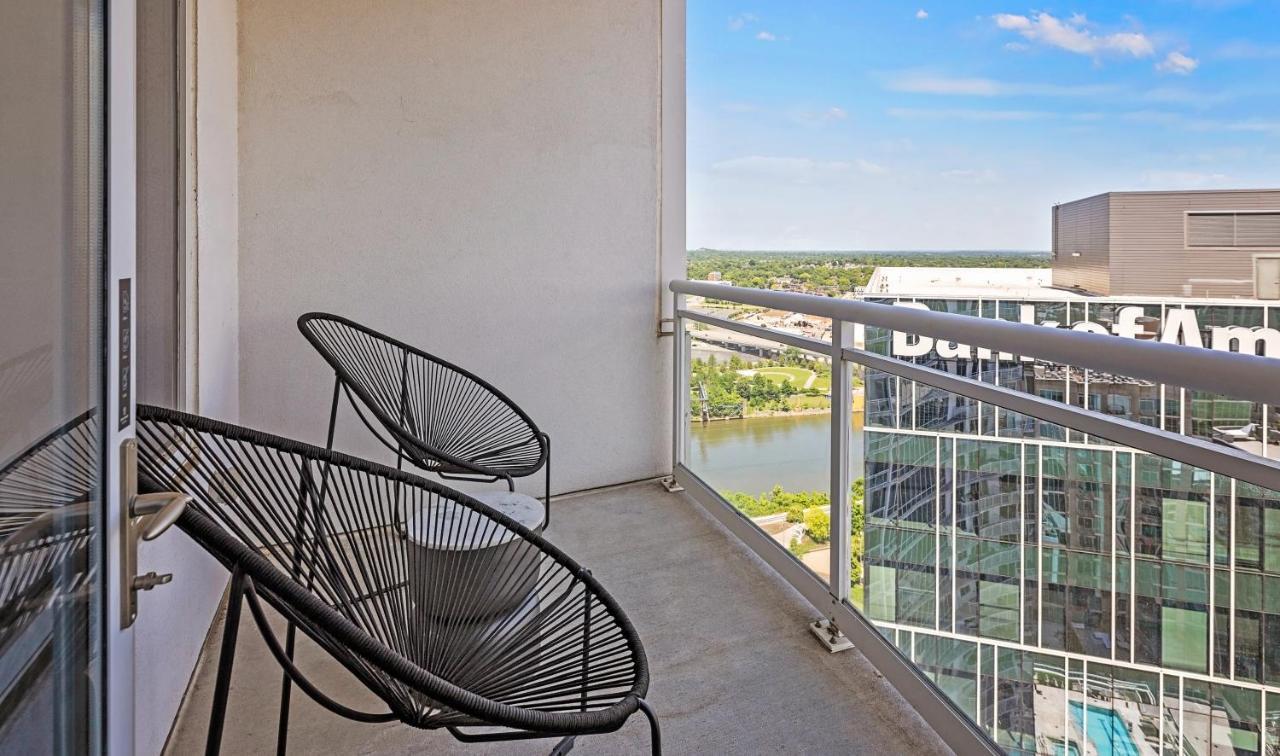 Placemakr Premier Sobro Нэшвилл Экстерьер фото A balcony at the River District