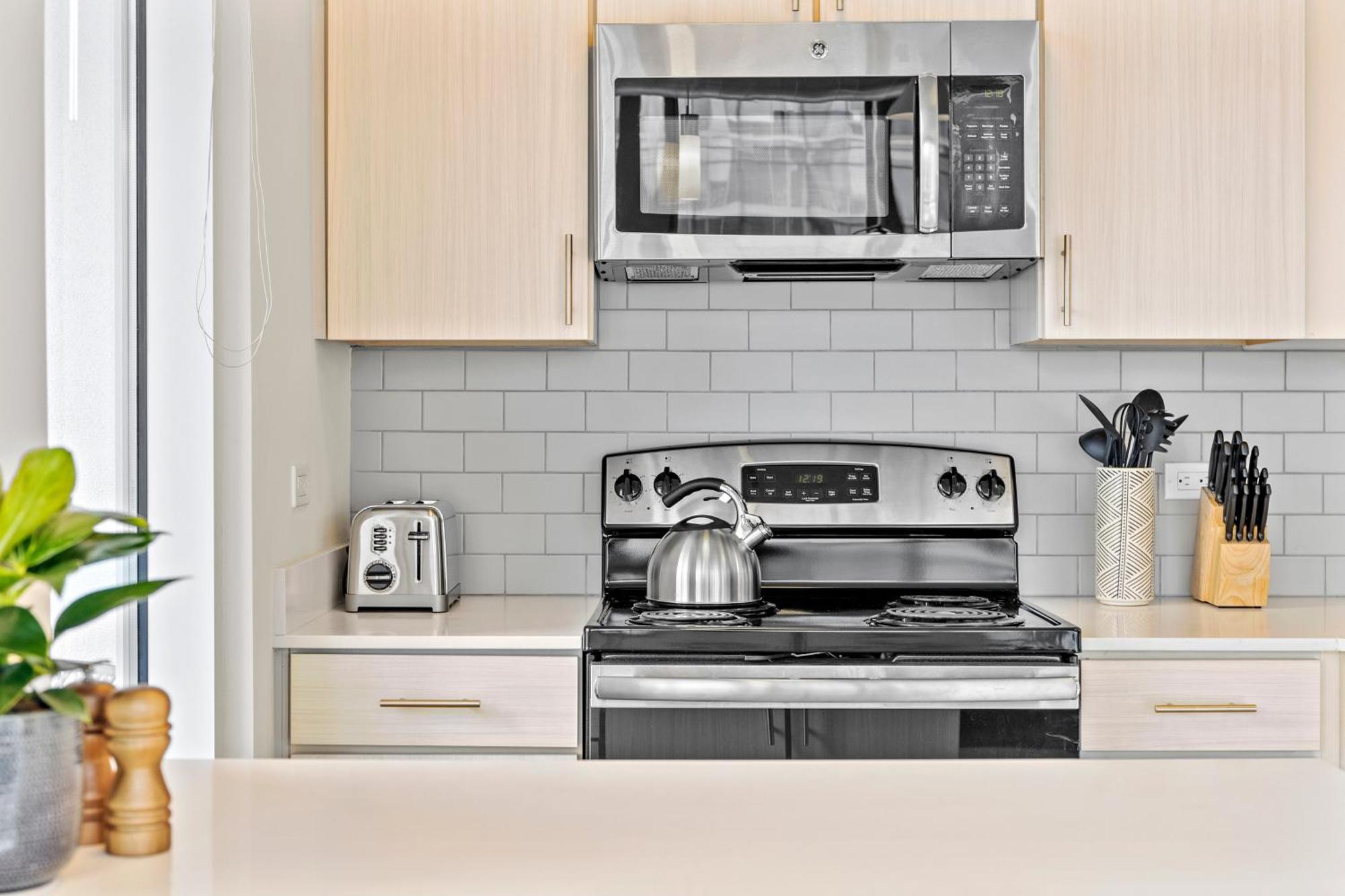 Placemakr Premier Sobro Нэшвилл Экстерьер фото A microwave oven above a stove