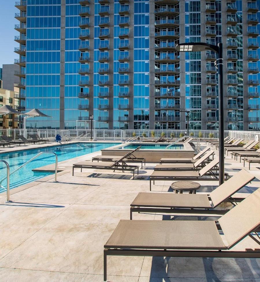 Placemakr Premier Sobro Нэшвилл Экстерьер фото The pool at the Ritz-Carlton, Downtown, Los Angeles
